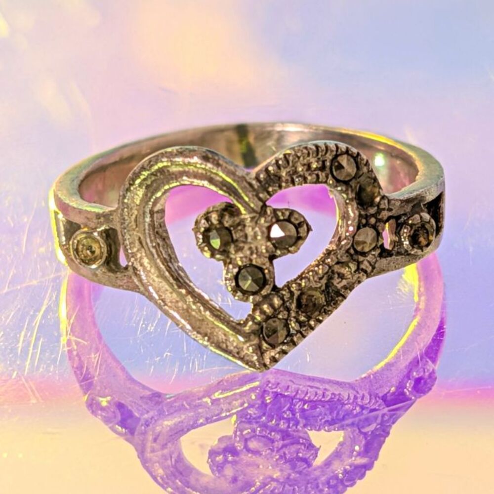 925 Sterling Silver Heart Clear Crystal Accent Band Ring Size 6 Pre-Owned